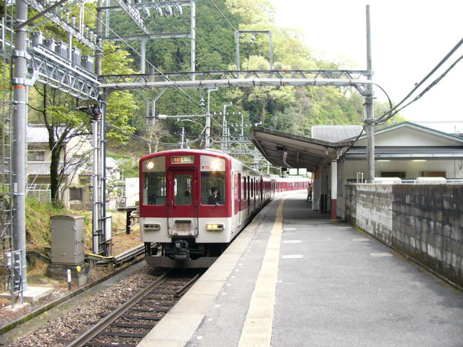 大和上市駅のホーム。